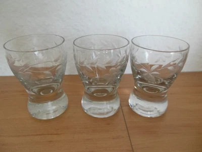 3 alte Schnapsgläser mit schwerem Fuß , Feinschliff,  Höhe 6,8  cm, ohne Mängel, - Bild 1 von 3