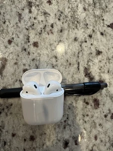 Casque intra-auriculaire sans fil Bluetooth Apple Airpods avec étui de charge MMEF2AM/A - Photo 1 sur 3