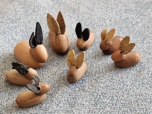 Konvolut 8 Stück Sammlung Erzgebirge Osterhase Hasen Familie mit Lederrohren - Picture 1 of 10