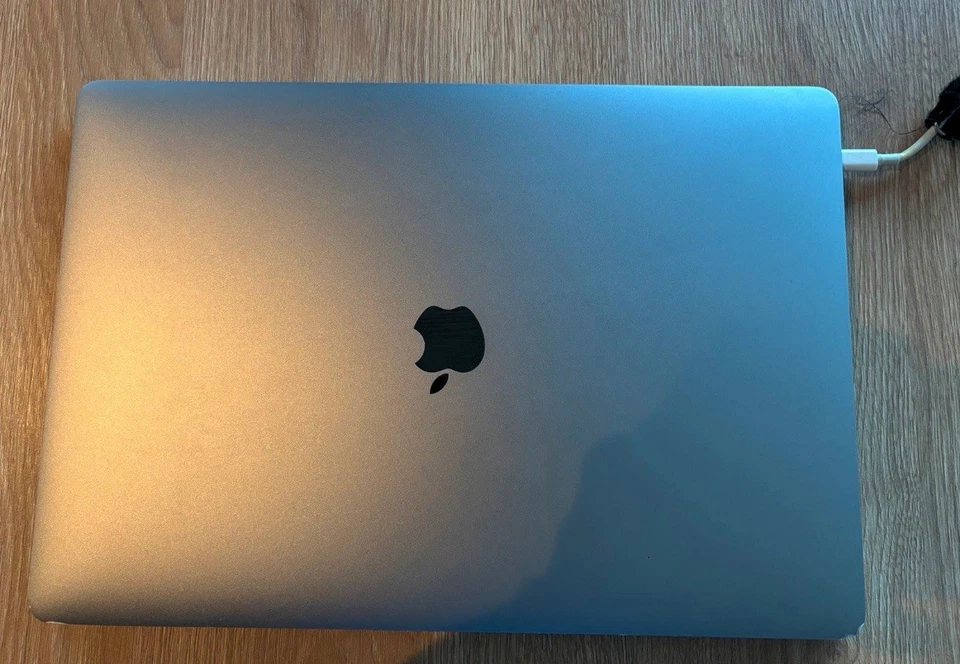 MacBook Pro 15“ 2018 (1tb Ssd, 32gb RAM, Intel i9) - Bild 1 von 4