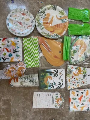 226 pcs Dinosaur Birthday supplies with banner and tableware set - Image 1 of 4