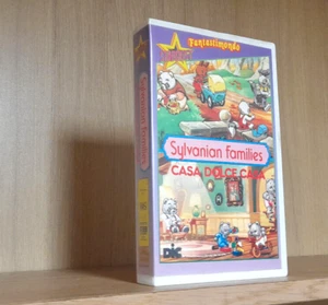 SYLVANIAN FAMILIES - CASA DOLCE CASA _ VHS Stardust _ CARTONI ANIMATI - Foto 1 di 2