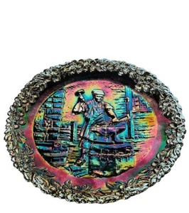 Fenton Art Carnival Glas Sammler Teller Figur #3 Weihnachten 1972 Schmied - Bild 1 von 4