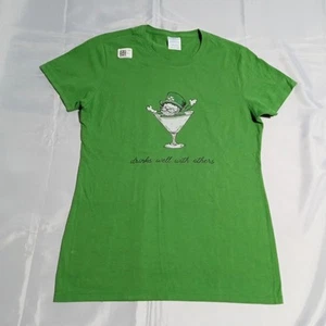 NWOT Women's Leprechaun Martini ~ Drinks Well With Others ~ Green T-Shirt XS - Bild 1 von 4
