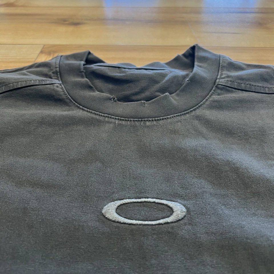 Camiseta Oakley Para Hombre Vintage Logotipo Central Gráfico Talla Mediana Foto 1 de 4