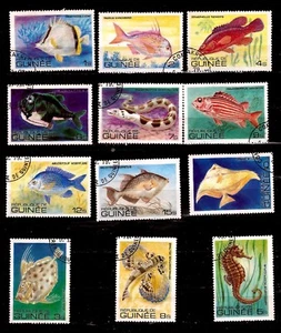 pim1323 GUINEE Rep.:12 timbres: belle série de poissons exotiques - Photo 1/1