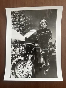 REX SMITH COMO JESSE MACH EN 1984 PROGRAMA DE TELEVISIÓN "STREET HAWK" FOTO 7x9 - Imagen 1 de 2