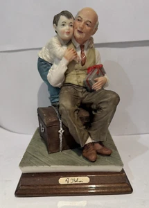 Hummel Goebel Figur kleines Mädchen sitzend auf Zaun - Bild 1 von 10