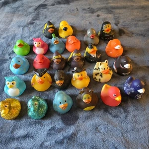 Lote 25 Patos de Goma - Ducky Bath Time - Jeep - Pirate Tootsie Glitter Police - Imagen 1 de 7