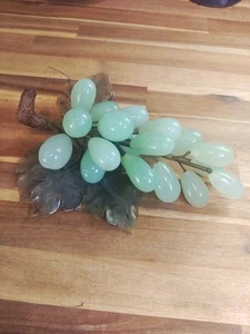 Vintage grüne Jade Trauben auf Weinrebe Cluster mit geschnitzten Steinblättern 60er Jahre - Bild 1 von 8