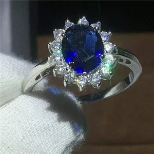 Anillo de compromiso con halo de zafiro azul creado en laboratorio de 2,20 quilates acabado en oro blanco de 14 quilates - Imagen 1 de 7