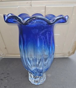 Jarrón de cristal Shannon diseños de Irlanda hecho a mano cristal hecho en transparente y cobalto - Imagen 1 de 4