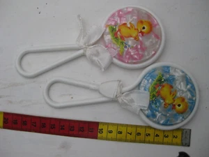 2 Rassel rosa blau für Puppen Baby Vintage antik Celluloid Zubehör Deko 60 70er - Bild 1 von 2