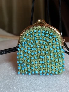 Vintage Perlen Geldbörse grün gehäkelt mit blauen japanischen Rocailles um 1960 - Bild 1 von 7