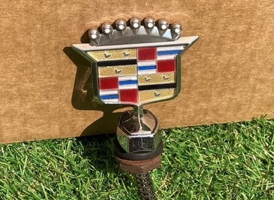 Original GM '77-92 Cadillac Fleetwood Brougham capó adorno insignia escudo DeVille Foto 1 de 4