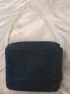 Abendtasche mit schwarzen Perlen und goldenem Kettenriemen - Bild 1 von 3