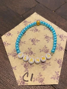 BRAND NEW HAND CRAFTED BEADED STRETCH NAME BRACELET #C1 ALANNA YOUNG GIRL - Imagen 1 de 1