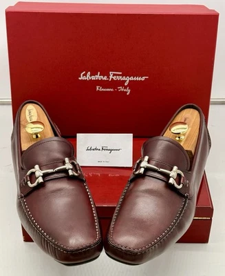 Mocasines Ferragamo Borgoña Marrón 9.5 Ancho Plata Gancini Bit Hebilla Drivers Foto 1 de 4