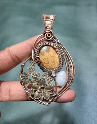 Joyería hecha a mano con colgante de coral y piedra lunar fósil envuelta en alambre Foto 1 de 4