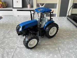 Britains 1:16 New Holland Tractor. - Picture 1 of 3