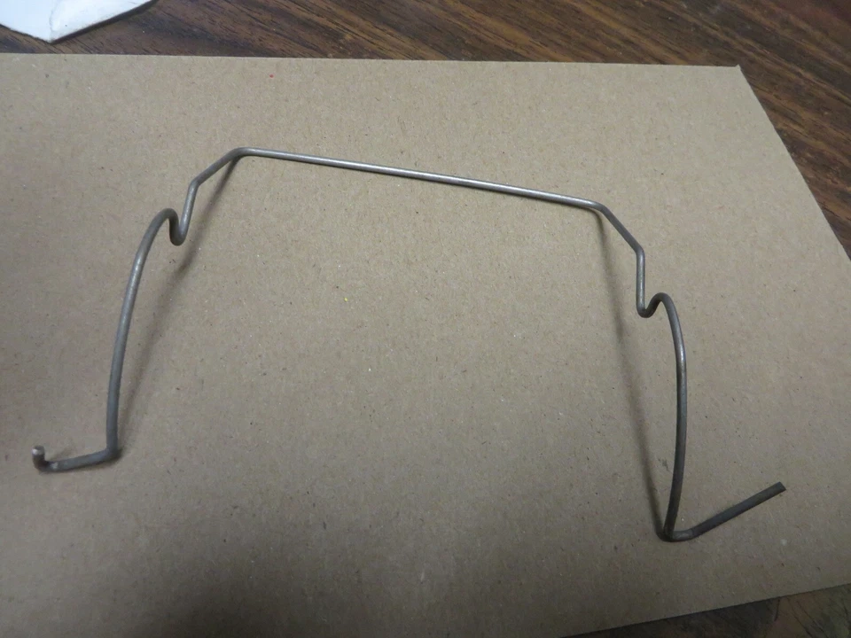 CADILLAC SEVILLE 92-97 1992-1997 CORNER LIGHT RETAINER SPRING  - Image 1 of 1