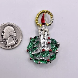 Broche de solapa esmaltado tono plateado con vela de corona de acebo vela de Navidad - Imagen 1 de 2