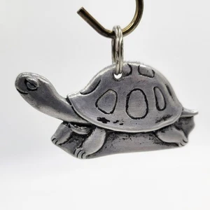 Portachiavi ciondolo tartaruga sorridente metallo vintage tono argento rustico unico - Foto 1 di 8