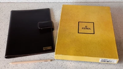 Cuaderno vintage FENDI de cuero negro tipo agenda PM con caja y lápiz Foto 1 de 4