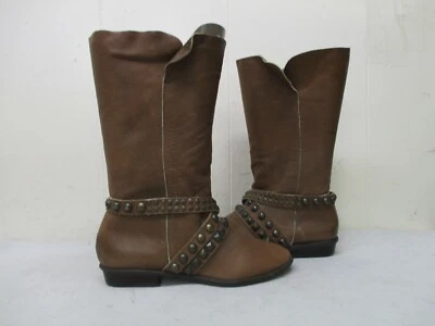 Botas de media pantorrilla con correa tachonada de cuero marrón Matisse para mujer talla 6,5 M  Foto 1 de 4