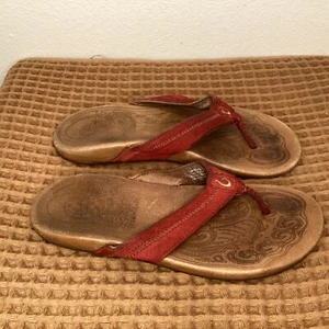 Olukai Haiku Women’s Sz US 8 Embroidered Red Brown Leather Flip Flop Sandals - Picture 1 of 7