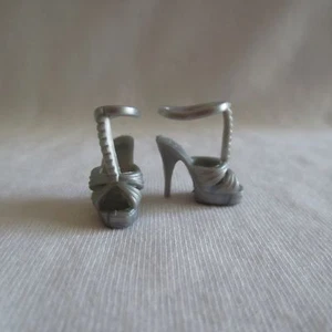 NEU Barbie Belk Puppe Silber Peeptoe High Heel Knöchelriemen Schuhe ~ Modell Muse - Bild 1 von 2