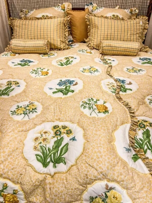 Juego(s) de edredón doble con volantes de vieira de seda dorado a cuadros floral personalizado de 6 piezas Foto 1 de 4