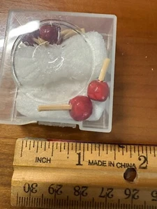 Artículos miniatura para casa de muñecas - 1 cheetos, 1 chips de bacalao capa y 4 manzanas dulces - Imagen 1 de 4