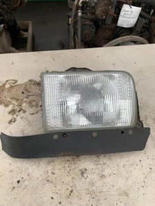 2000 TO 2004 NISSIAN UD 1200 1400 RIGHT FRONT HEADLIGHT ASSEMBLY GOOD SEE PICS - Picture 1 of 4