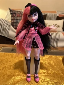 Monster High G3 Draculaura Count Fabulous Doll 2021/2022 Capa, Zapatos, Calcetines Usados en Excelente Condición - Imagen 1 de 13