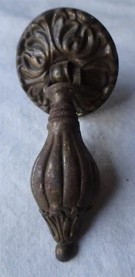 Винтажный Прессованный Оловянный Металлический Откидной Ящик с Задней Пластиной, Дизайн с Кисточками - Изображение 1 из 3