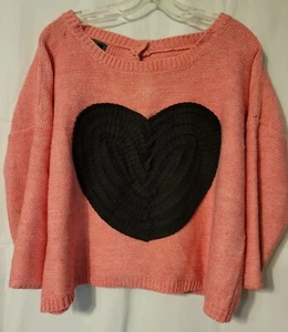 Numph rosa Pullover Pullover mit schwarzem gerüschtem Herzen, geknöpfter Rückseite, Größe Large - Bild 1 von 7
