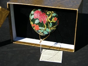 Neu im Karton Home For The Holidays Cloisonne Emaille Herz Ornament - Bild 1 von 4