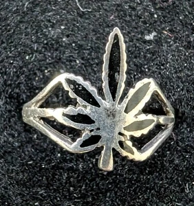 Marijuana Leaf Ring Black Onyx Filled Size 7 Ring size 3/4" wide by 1/2" tall - Picture 1 of 4