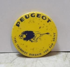Oldtimer 60er Jahre Peugeot härtestes Schnäppchen zum Fahren Pinback Werbung Button - Bild 1 von 3