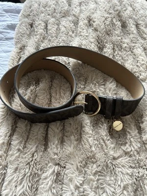 Cinto feminino Michael Kors logotipo marrom médio - Imagem 1 de 4