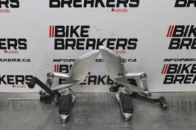 JUEGO ESTRIBERAS TRASERAS DERECHA IZQUIERDA HONDA CBR300R 15-19 BB800 Foto 1 de 4