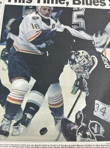 1997 Hockey St. Louis Blues contra LA Kings más periódico de baloncesto universitario - Imagen 1 de 11