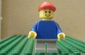 LEGO MINI–TOWN-PLAIN BLU TOR/ARM-SHT BLU-GRY LEGS-FRECKL-RD CAP-V GENT USED - Picture 1 of 2