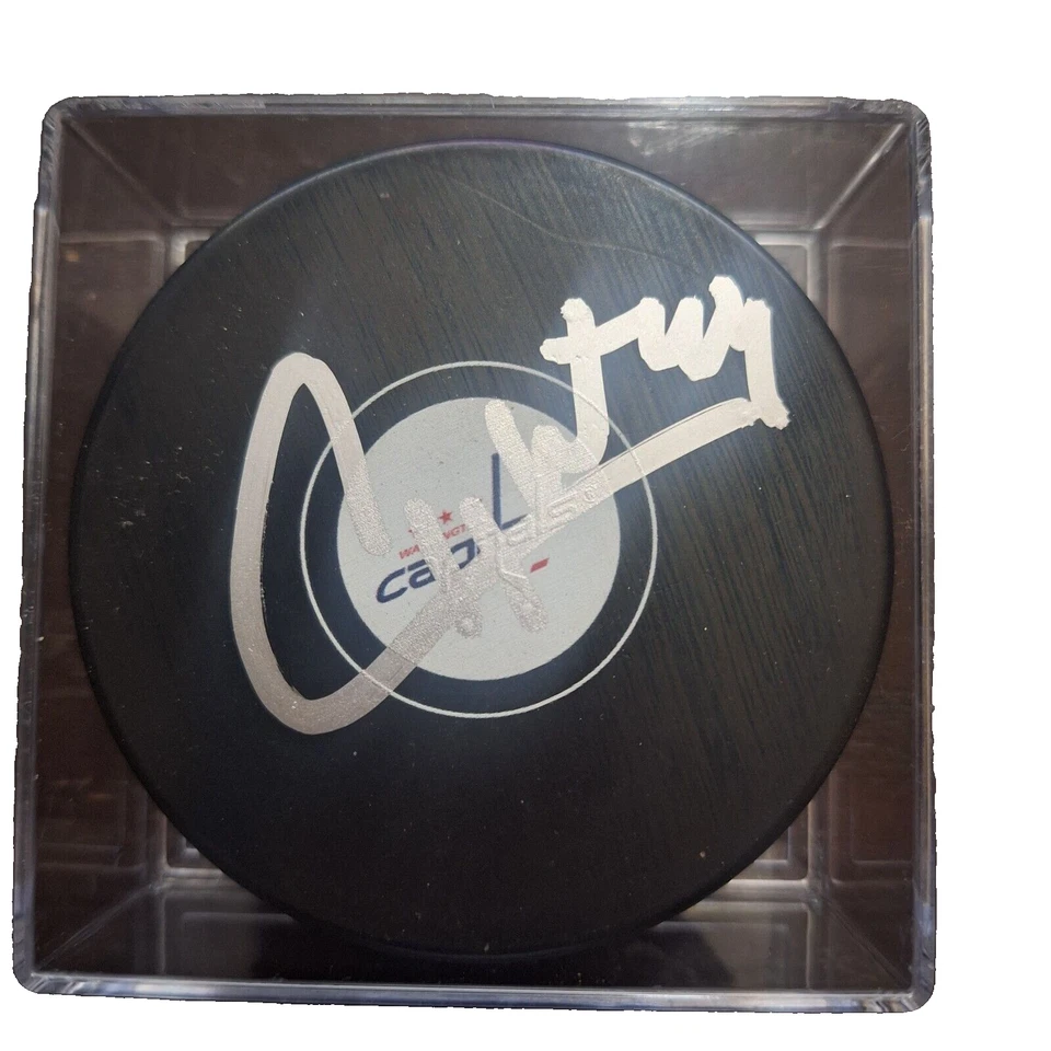 Disco firmado por Cole Hutson Washington Capitals Foto 1 de 1