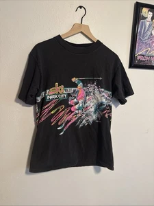 Camiseta vintage de estación de esquí de una sola puntada de los años 90 talla AOP grande hecha en EE. UU. - Imagen 1 de 7