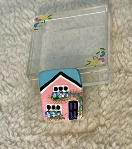 "The Tuffet Crea Broche Pintado Casa Rosa Con Estuche 1-1/4 x 1"" Usado" - Imagen 1 de 18
