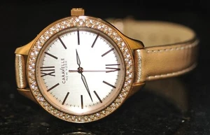 Caravelle New York Damen Rose Zifferblatt Kristall Akzent Rose Leder Uhr 44L132 - Bild 1 von 3