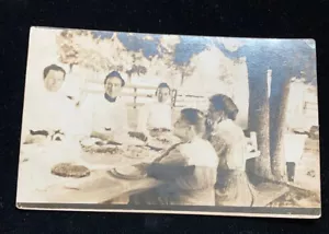 Lakeview, Michigan (?) RPPC, Donna che mangia a tavola. C 1910-1930 - Foto 1 di 3