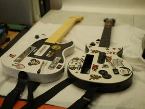 Nintendo Wii Guitar Hero Guitar Bundle (2) sin Wii Motes - Imagen 1 de 7